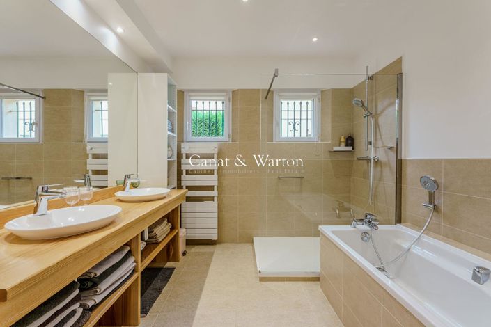 Image No.8-5 Bed Property for sale