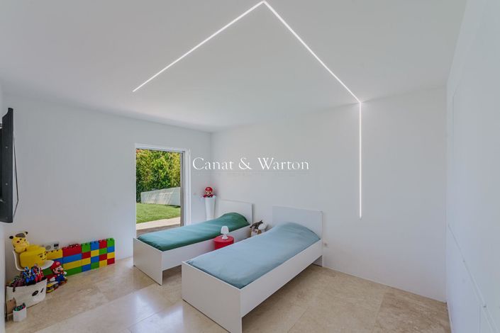 Image No.8-4 Bed Property for sale