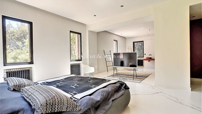 Image No.11-5 Bed Property for sale