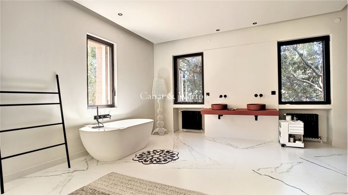 Image No.12-5 Bed Property for sale