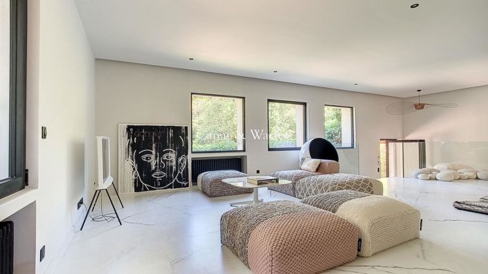 Image No.8-5 Bed House for sale