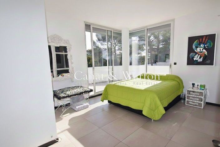 Image No.5-4 Bed Property for sale