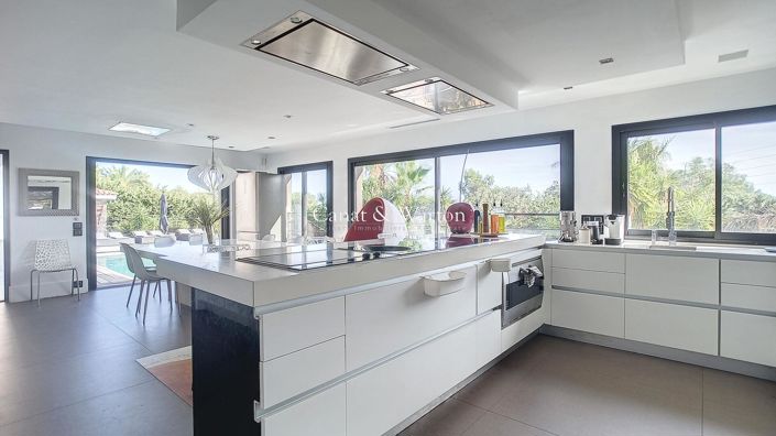 Image No.10-5 Bed House for sale