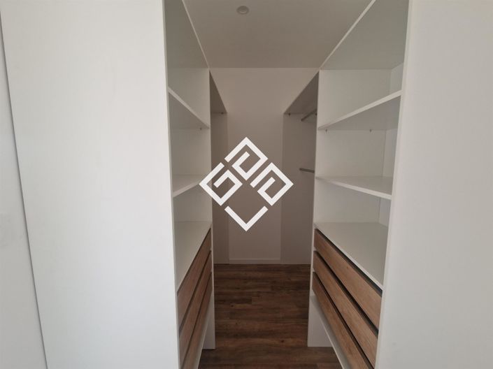 Image No.10-3 Bed House for sale