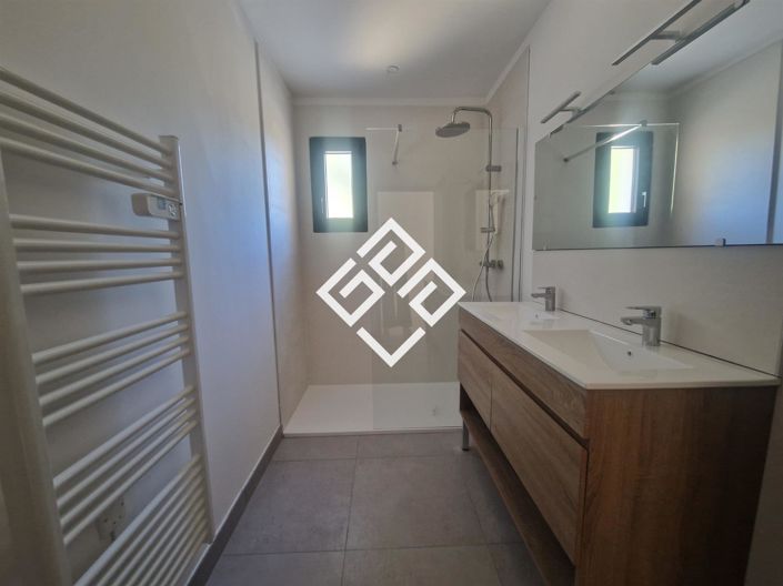 Image No.11-3 Bed House for sale