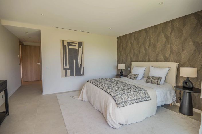 Image No.9-5 Bed House for sale