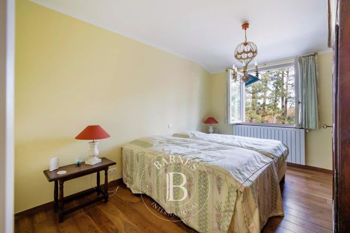 Image No.12-6 Bed House for sale