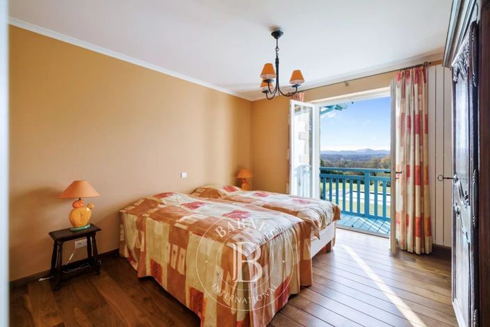 Image No.14-6 Bed House for sale