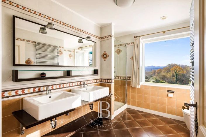 Image No.16-6 Bed House for sale