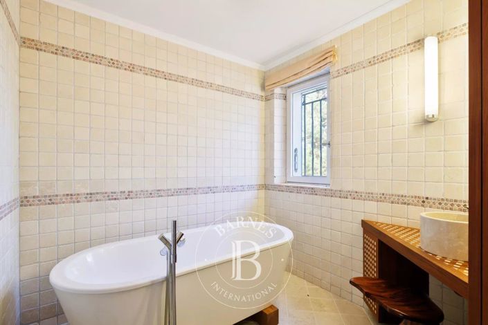 Image No.23-6 Bed House for sale