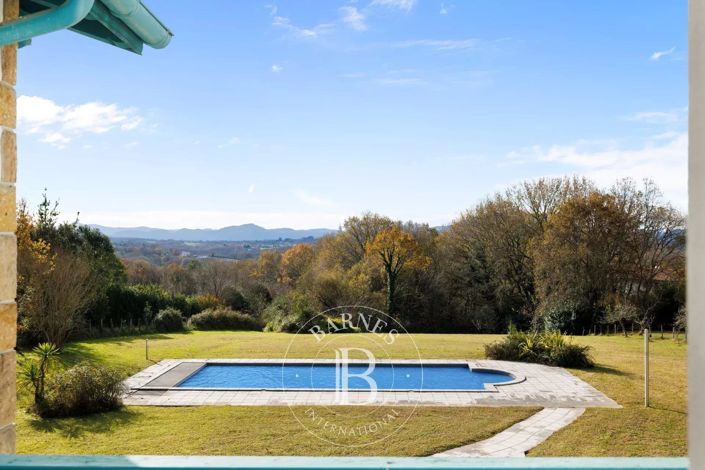 Image No.3-6 Bed House for sale