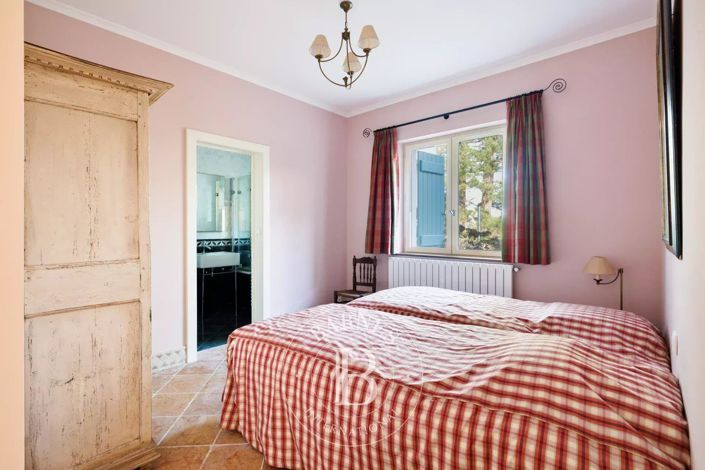 Image No.9-6 Bed House for sale