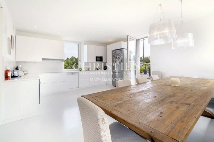 Image No.8-6 Bed House for sale