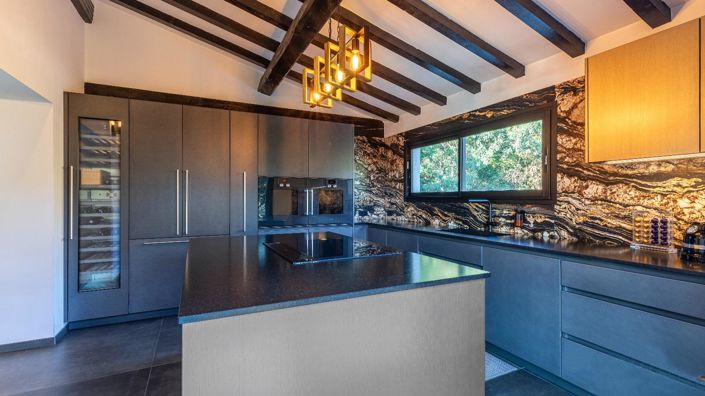 Image No.6-5 Bed House for sale