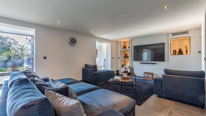 Image No.8-5 Bed House for sale