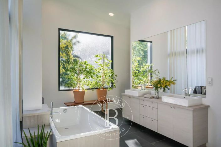 Image No.12-6 Bed House for sale