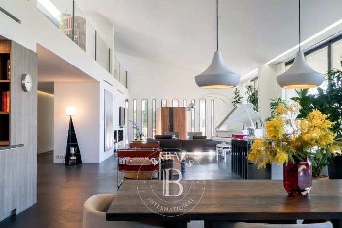 Image No.8-6 Bed House for sale