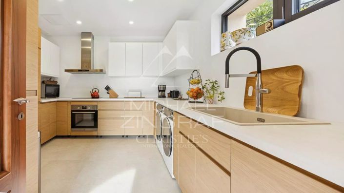 Image No.7-6 Bed House for sale