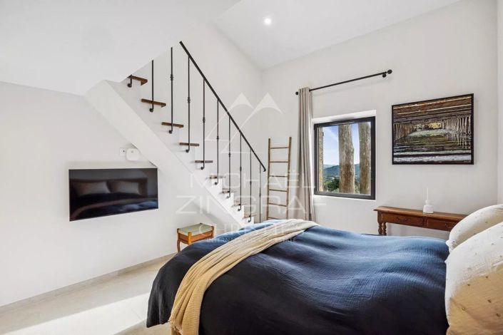 Image No.8-6 Bed House for sale