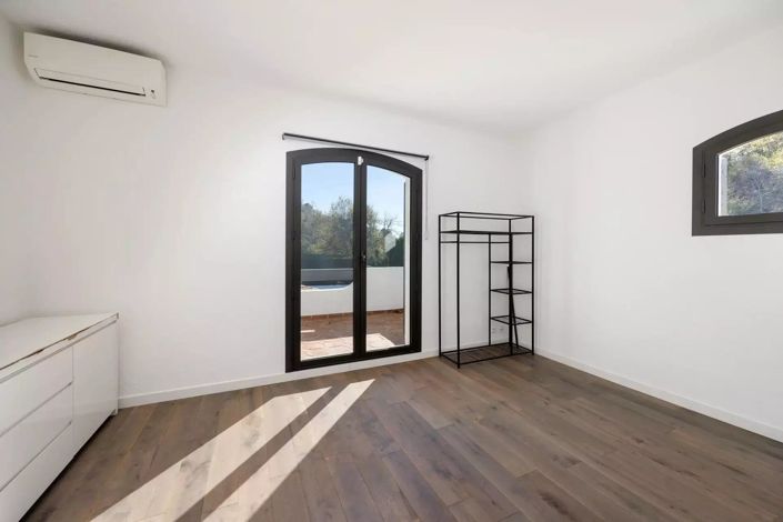 Image No.6-4 Bed House for sale