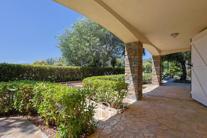 Image No.8-5 Bed House for sale