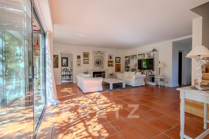 Image No.2-5 Bed House for sale