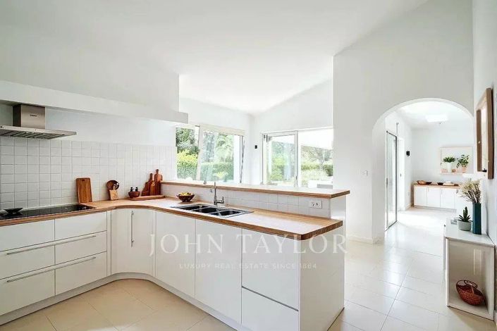 Image No.7-4 Bed House for sale