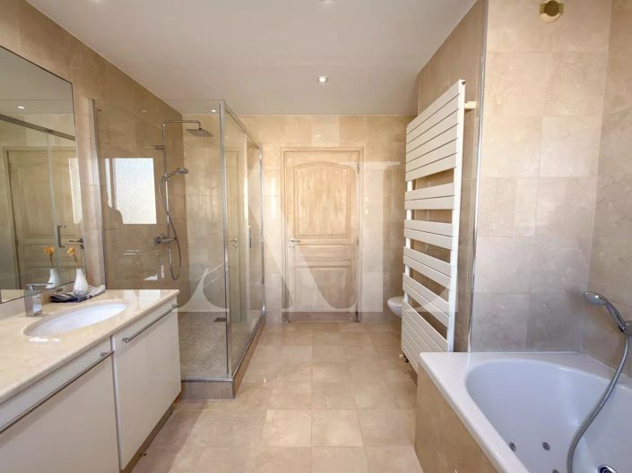 Image No.8-4 Bed House for sale