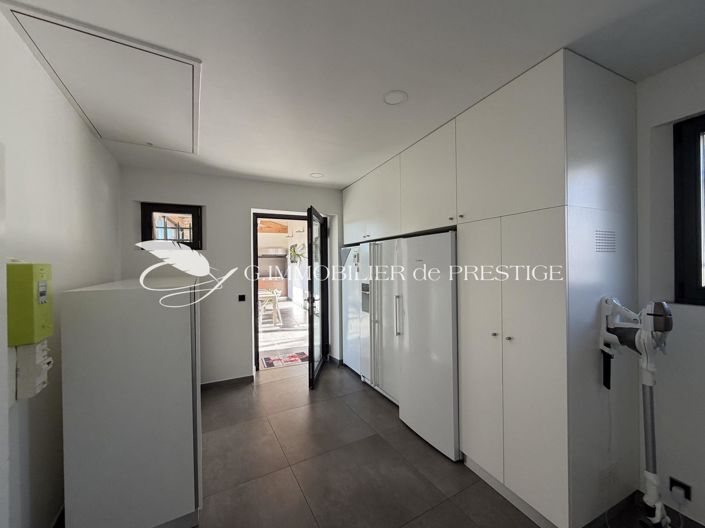 Image No.18-5 Bed House for sale