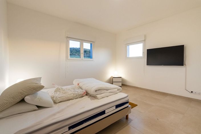 Image No.18-5 Bed House for sale