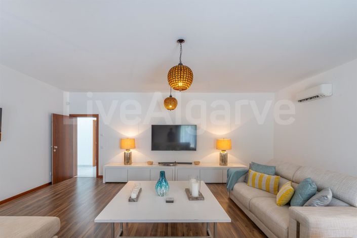 Image No.28-4 Bed House for sale