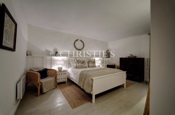 Image No.28-10 Bed House for sale