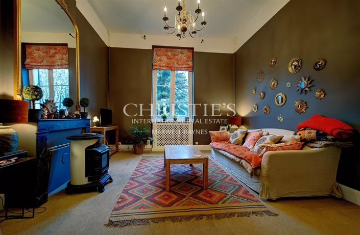 Image No.6-10 Bed House for sale