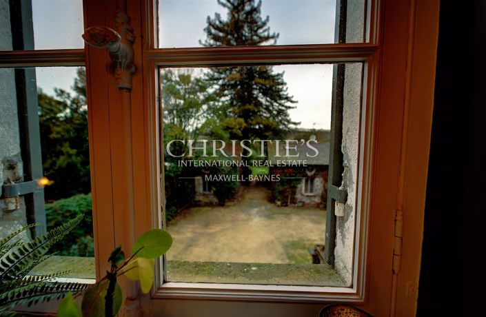 Image No.8-10 Bed House for sale