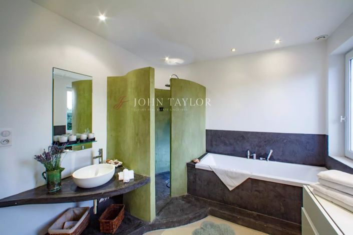 Image No.18-6 Bed House for sale