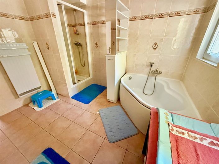 Image No.24-6 Bed House for sale