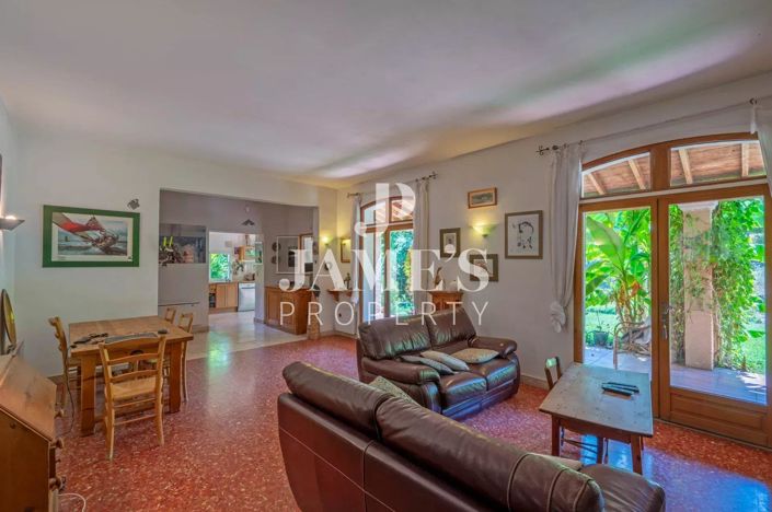 Image No.6-5 Bed House for sale