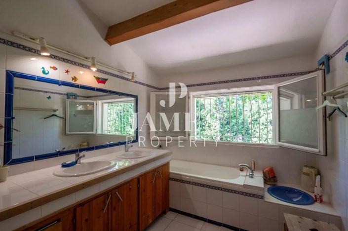 Image No.9-5 Bed House for sale