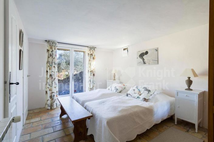 Image No.8-6 Bed House for sale