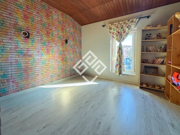 Image No.8-4 Bed House for sale