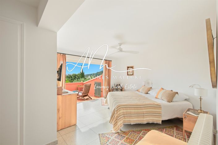 Image No.18-6 Bed House for sale