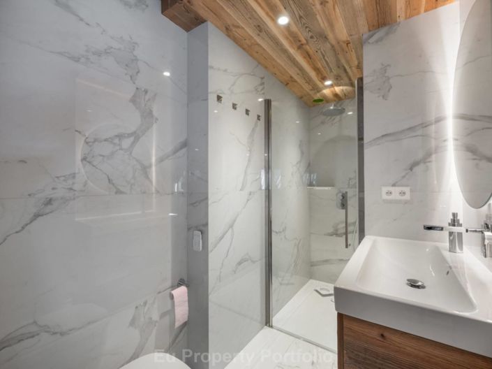 Image No.8-6 Bed House for sale