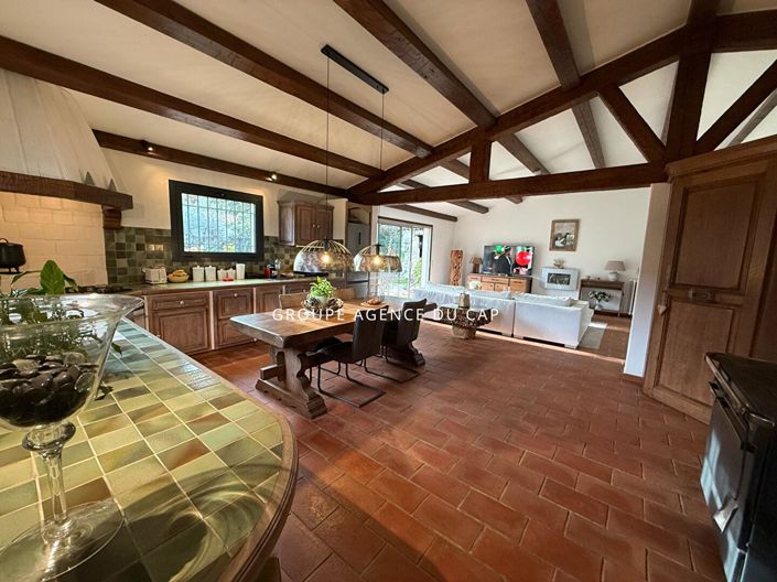 Image No.2-4 Bed House for sale