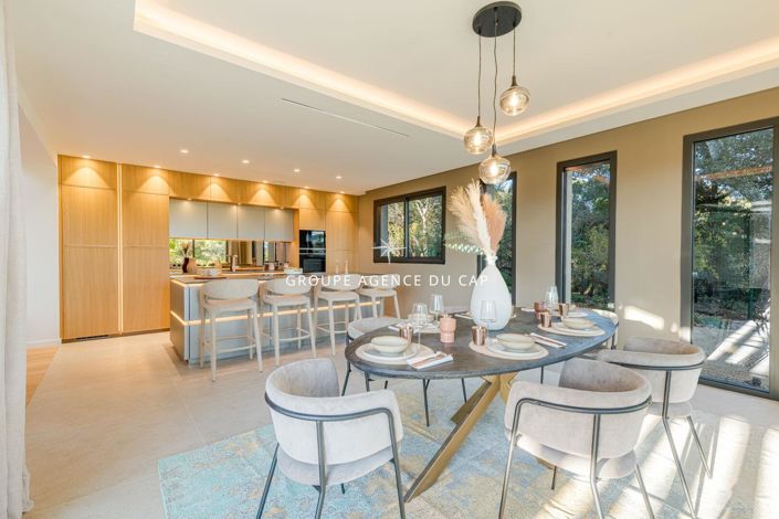 Image No.10-5 Bed House for sale