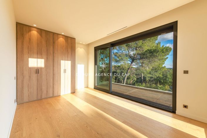 Image No.15-5 Bed House for sale