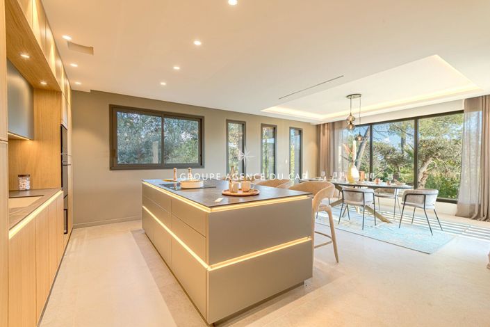 Image No.7-5 Bed House for sale