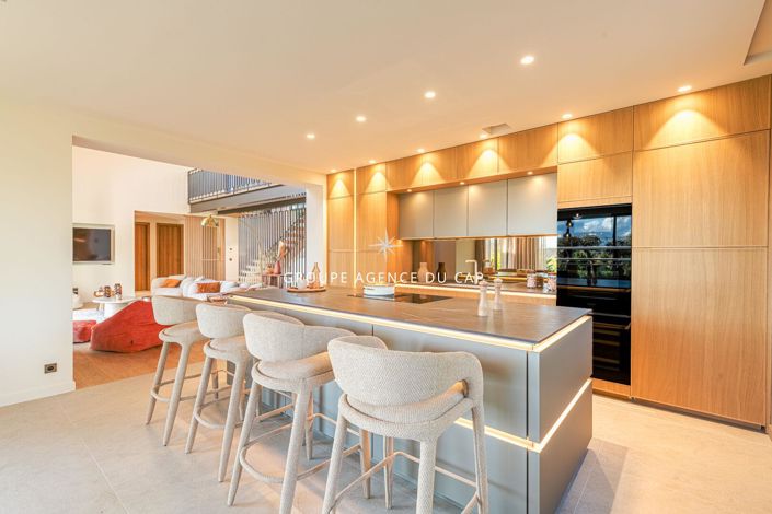 Image No.8-5 Bed House for sale