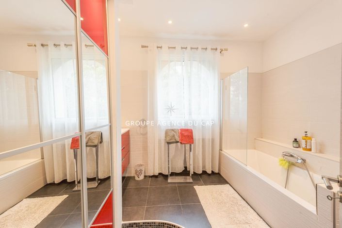 Image No.16-4 Bed House for sale