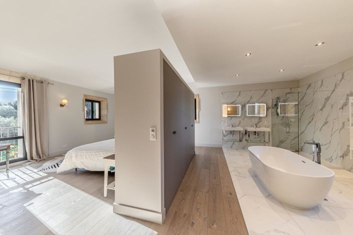 Image No.8-5 Bed House for sale