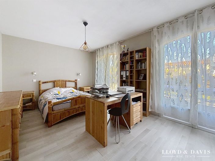 Image No.8-3 Bed House for sale